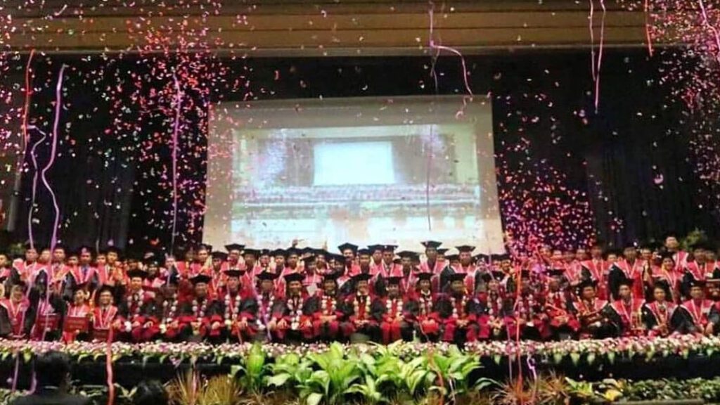 4 Jenis Kain Toga Wisuda 