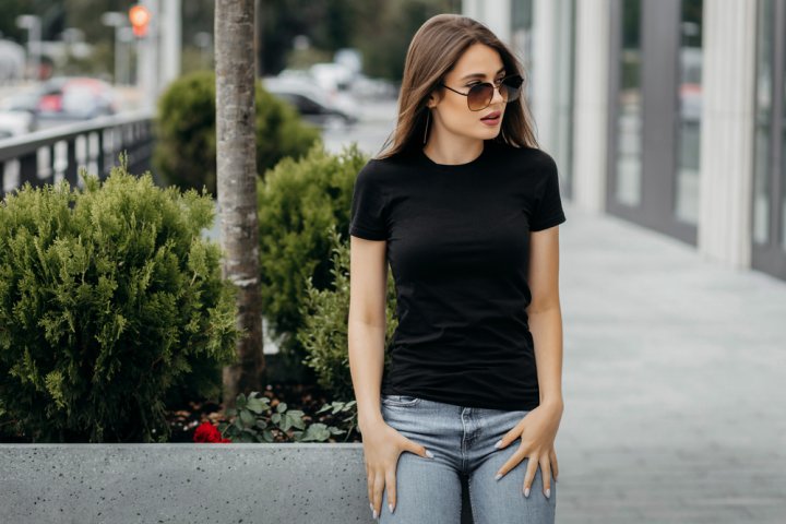 Wanita Wajib Simak! Cara Tampil Modis Dengan Baju Kaos Wanita